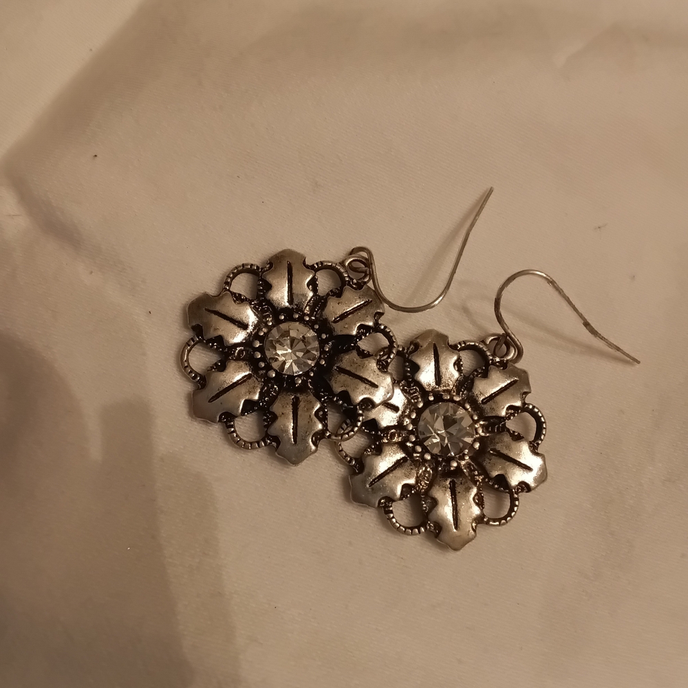 Poinsetta floral or snowflake-inspired Earrings - Picture 2 of 4